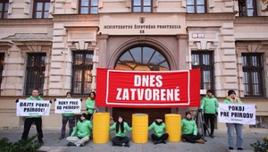 Aktivisti z Greenpeace zablokovali vchod Ministerstva životného prostredia, Taraba avizuje trestné oznámenia