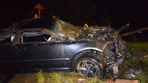 Opitý vodič skončil s autom v koryte potoka. To mu však neprekážalo, pokračoval ďalších 50 metrov