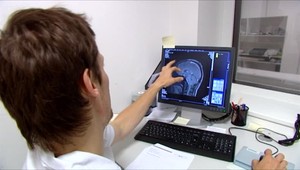 Začínajúci lekári nesmú byť dlhšie PN, inak im hrozí pokuta