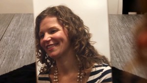 Dizajnér navrhol zrkadlo, ktoré funguje len keď sa usmejete