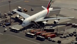 Kašeľ, vysoké teploty a črevné ťažkosti. 10 pasažierov lietadla skončilo v nemocnici