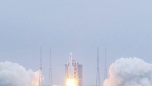 Čína má problém so svojou vesmírnou raketou. Nikto nevie, kedy a kam dopadnú jej trosky