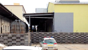 Vysokozdvižný vozík pritlačil robotníka. Zraneniam podľahol