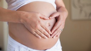 Okolo novej tehotenskej dávky vznikajú problémy. Sociálna poisťovňa hlási problém vyplácania v januári