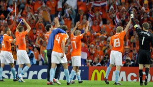 Suverénni Holanďania tretím istým štvrťfinalistom