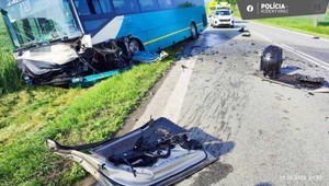 Čelná zrážka auta a autobusu, pri ktorej zomrel 1 človek. Možno nešlo o náhodu