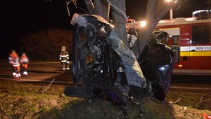 Tragédia pri Nitre: Mladík neprežil nočný náraz auta do stromu