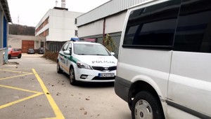 Po rozsiahlych raziách finančnej polície zadržali a obvinili sedem osôb