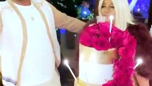 Šek na milión a Bentley k tomu! Raper takto štedro obdaroval mamu k narodeninám!