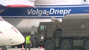 Lietadlo z Číny priviezlo na Slovensko viac ako 20 ton zdravotníckeho materiálu