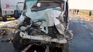 Pri hromadnej nehode zahynul vodič dodávky. Nevšimol si stojace auto