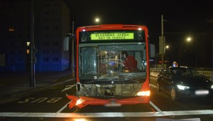 Dopravná kolízia v hlavnom meste: Autobus sa zrazil s chodcom