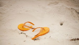 Z flip-flop obuvi školské triedy. V Pobreží Slonoviny stavajú z plastového odpadu školy