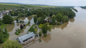 Hladina Dunaja stúpa. Na Slovensko sa valí 100-ročná povodňová vlna
