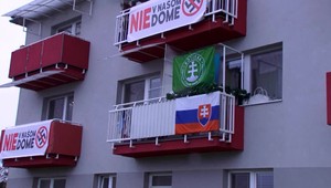 Na Slovensku sa zvolebnieva. Svedčia o tom aj balkóny jednej z bytoviek, kde sa spustil preferenčný boj