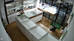 Sekerou rozbil výklad zlatníctva. Nešikovný zlodej však väčšinu šperkov cestou postrácal