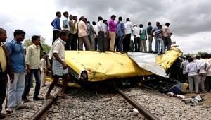 Zrážku autobusu s vlakom neprežilo 19 detí