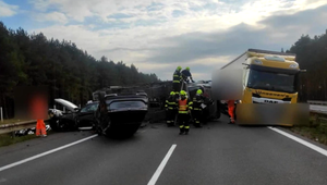 Nehoda na diaľnici: Kamión s autami sa prevrátil, ďalší uviazol vo zvozidlách