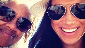 Matka nevesty je už v Londýne, otec balí kufre