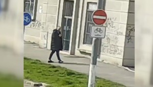 Podvodník okradol seniorku o tisíce eur. Spoznávate muža na videu?