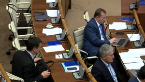 V Bratislave napadol sneh a poslanci si zobrali voľno.