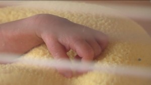 Žena odmietla cisársky rez a porodila doma. Dieťa neskôr zomrelo