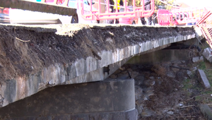 V Partizánskom sa zrútila časť konštrukcie mosta, denne tadiaľ prejdú tisíce áut