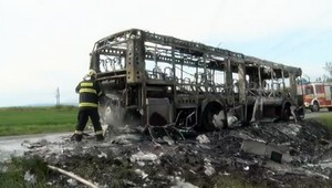 Autobus začal horieť počas jazdy. Viezla sa v ňom desiatka cestujúcich