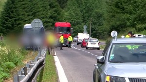 Na ceste pod Donovalmi zomrel muž. Vybehol na cestu spoza mikrobusu