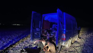 Zadržali dodávku s utečencami zo Sýrie. Prevádzač sa snažil schovať za stĺp