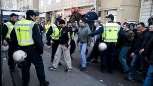 V Amsterdame hrá Anglicko, polícia v pohotovosti
