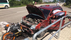Motorka skončila pod kolesami auta. Na mieste zasahoval vrtuľník.