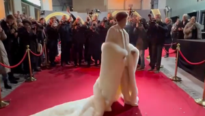 Potrebuje zaujať aspoň oblečením, keď už mu ocenenia unikajú? Jan Bendig opäť šokoval na červenom koberci!