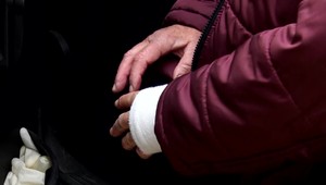 Agresívny pes napadol bezbrannú dôchodkyňu. Zvalil ju na zem a ťahal ju