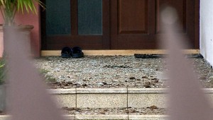 Obyvatelia domu v šoku. Na záhrade im vybuchla bomba