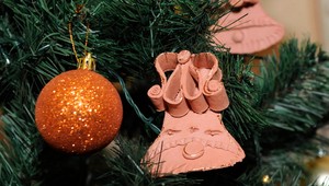 Ľudia, ktorí predčasne chystajú vianočnú výzdobu, sú šťastnejší, tvrdí štúdia