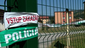 Mladík neprežil pád z druhého poschodia. Jeho matka skončila s bodnými zraneniami v nemocnici