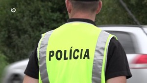 Starší muž sa ukájal v kríkoch pri ceste, ženy privolali políciu