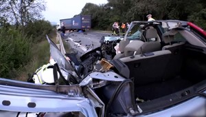 Vážna nehoda ochromila dopravu vo Zvolene. Autu po náraze do kamióna odtrhlo strechu