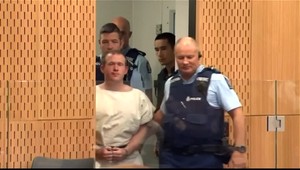 Austrálčan obvinený z masakru 51 ľudí v mešitách odmieta svoju vinu