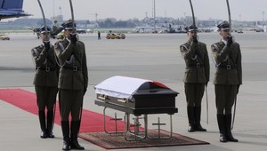 Rakvu s telom Kaczynského v utorok verejne vystavia