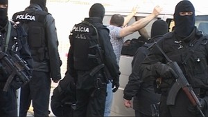 VIDEO: Veľká razia kukláčov! Drogový boss skončil v putách