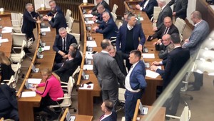 Vetrákov návrh je podľa opozície volebnou korupciou: Takéto zásahy do systému sa krátko pred voľbami nerobia, tvrdí