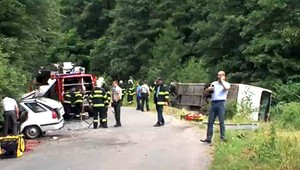 Pri Žiari nad Hronom havaroval autobus. Zasahoval vrtuľník