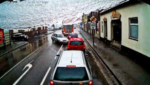 Auto šoférovali tínedžeri, po dvoch haváriách skončili v potoku