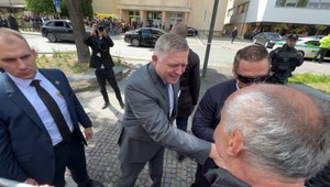 Premiér sa po roku vrátil na miesto, kde prežil atentát. Na osudný deň spomínali aj obyvatelia