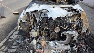 Nočný požiar luxusného auta: polícia preveruje podpaľačstvo