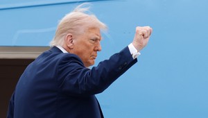 Trump pritvrdzuje voči Číne. Od 1. novembra platia stopercentné clá na čínske výrobky