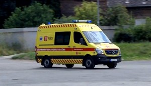 Daniela prešla do protismeru, zrazila sa so sanitkou