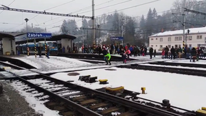VIDEO: Skupina ľudí tesne unikla zrážke s vlakom. Pri sebe mali aj deti